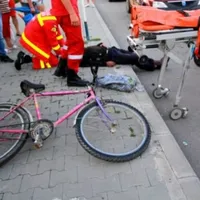 Un biciclist de 69 de ani a pierdut controlul ghidonului, s-a înfipt într-un copac și a murit. / Foto: Info Trafic 24, Facebook