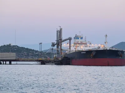 Un tanc petrolier din Guyana este andocat în Portul Atena, în contextul crizei din Golf - Foto: Profimedia Images