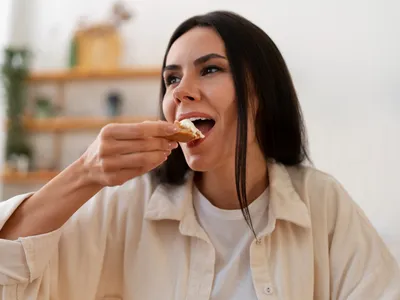 Cu ce să înlocuiești brânza în Postul Paștelui? Ingredientul care costă 10 lei și îl poți pune lângă garnitură - Foto: Freepik (Imagine cu rol ilustrativ)