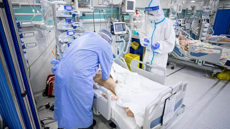 10 români infectați cu varianta COVID din UK au murit. Lista județelor în care circulă noile tulpini. Inquam Photos / Virgil Simonescu