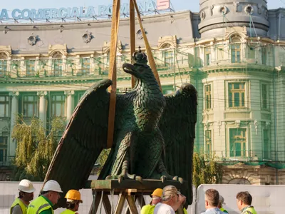 Universitatea din București a reamplasat sâmbătă, 8 august 2026, vulturul și cei doi grifoni - Foto: Arhiva