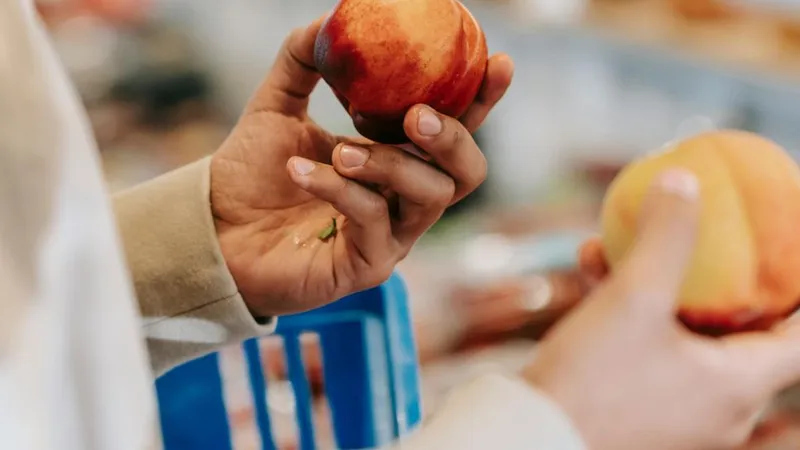 Cumpărător indecis, gândindu-se ce fructe să cumpere - Foto: Pexels/Michael Burrows