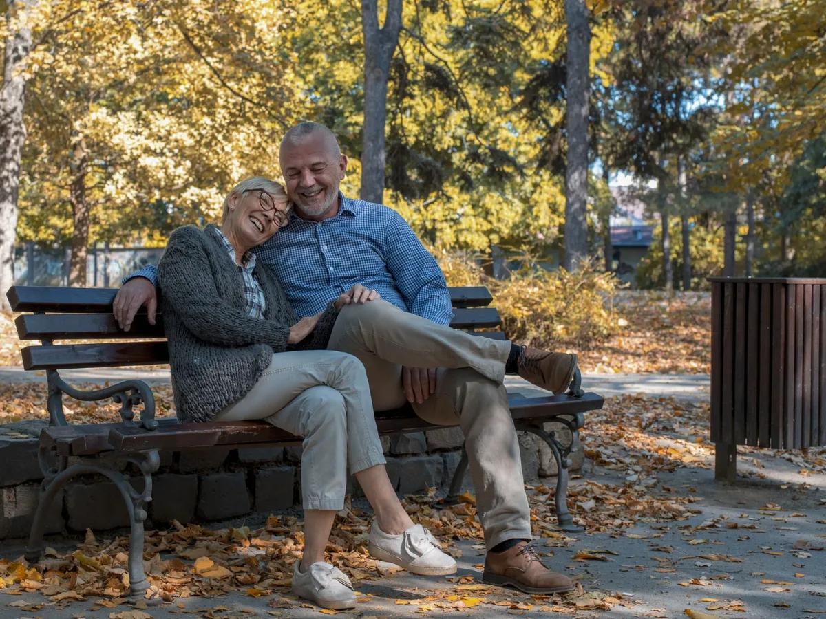 Pensionari aflați la pensie stau în parc - Foto: Freepik