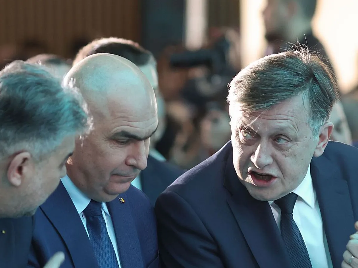 Ilie Bolojan, încadrat de liderul PSD, Marcel Ciolacu, şi candidatul coaliţiei de guvernare la Preşedinţie, Crin Antonescu - Foto: INQUAM PHOTOS/George Călin