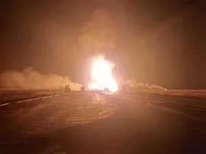 Explozie la o magistrală de gaz în Vrancea. Doi bărbați răniți au fost transportați la București Foto: ps news