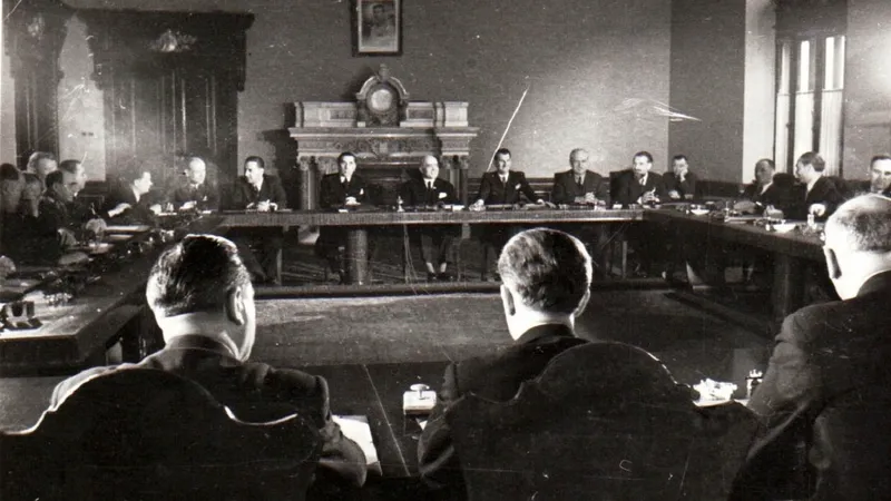 Primul guvern condus de puterea comunistă impusă de Rusia, la 6 martie 1945, condus de Petru Groza - Foto: Fototeca online a comunismului românesc (cota 92/1945)