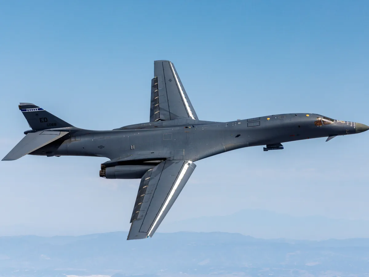 Letalul bombardier B-1B „Apocalypse II”, reparat capital și readus în serviciu. Lansează rachete hipersonice