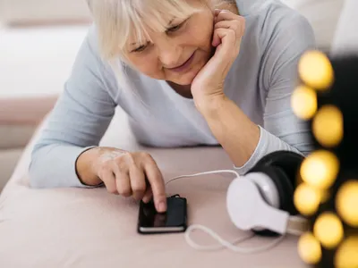 Ce se întâmplă când lași încărcătorul de la telefon conectat tot timpul în priză? Are loc fenomenul „vampir” - Foto: Freepik (Imagine cu rol ilustrativ)