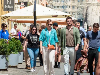 Oameni pe strada Foto: shutterstock(imagine cu rol ilustrativ)