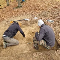 Doi români au găsit o comoară într-o pădure. Au găsit 1000 de monede cu detectorul de metale Foto: Turnul Sfatului