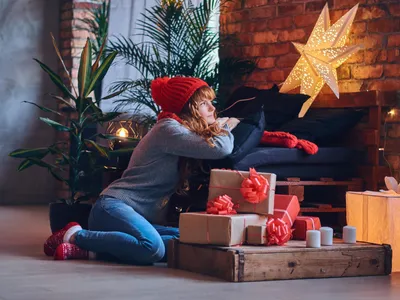 Femeie care așteaptă cadouri - Foto: Freepik (Imagine cu rol ilustrativ)