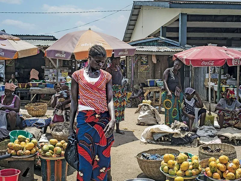 LĂSAȚI ÎN URMĂ? „Nu avem cum să ne izolăm de problemele lor”. O piață din Moyamba, Sierra Leone