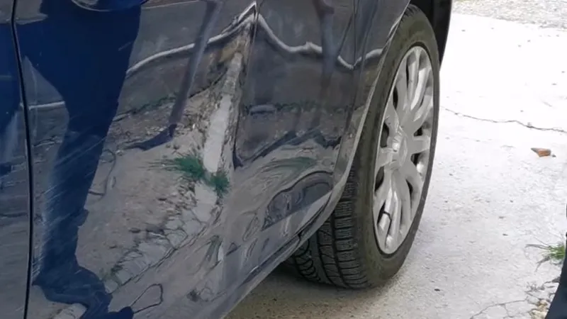 Ţi-a înfundat portiera de la maşină un alt şofer? Trucul simplu prin care poţi să o repari singur - Foto: captură video Facebook/PDR Cluj-Napoca reparatii indoituri/grindina