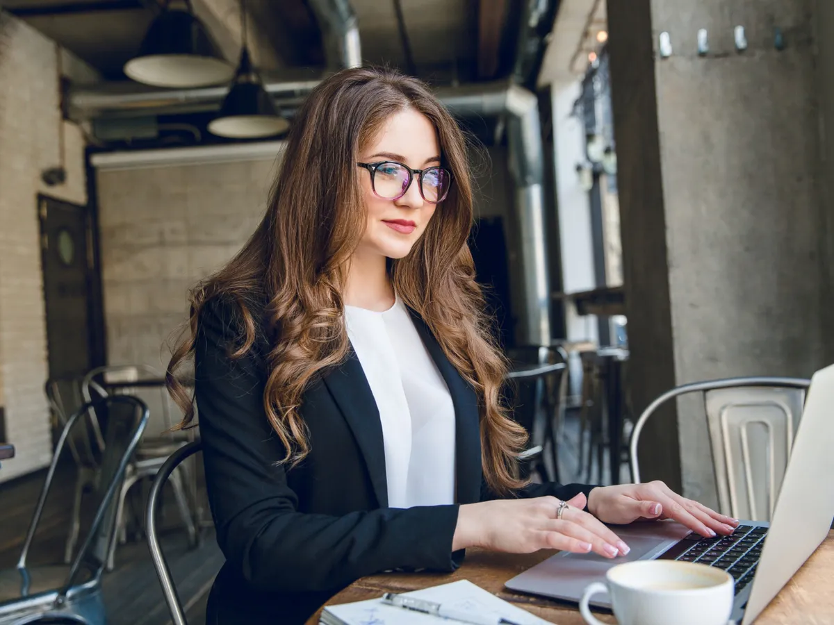 Ce drepturi ai, dacă ai lucrat de Paște? 10.000 lei amendă angajatorului dacă nu respectă