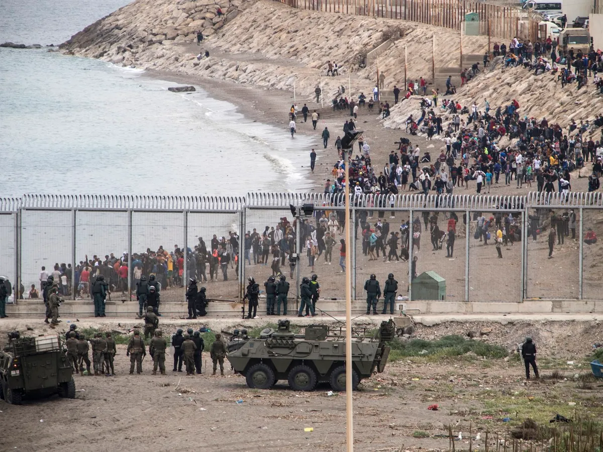 Peste 1.500 de migranți din Maroc au intrat în Spania, declanșând stare de urgență