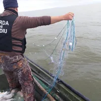 Plasele de pescuit au fost confiscate de către comisarii gărzii. FOTO: Facebook