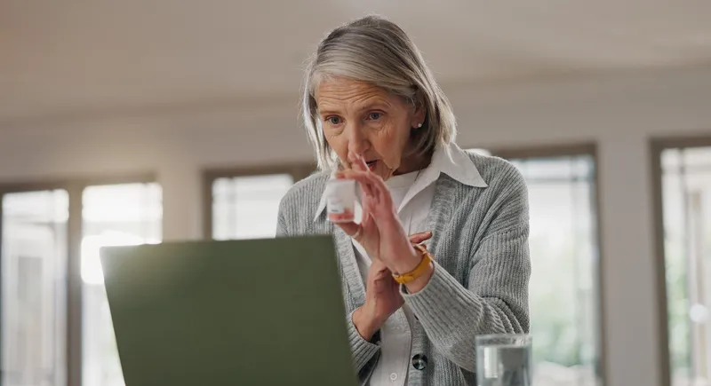 Pensionară supărată la pensie - Foto: Freepik