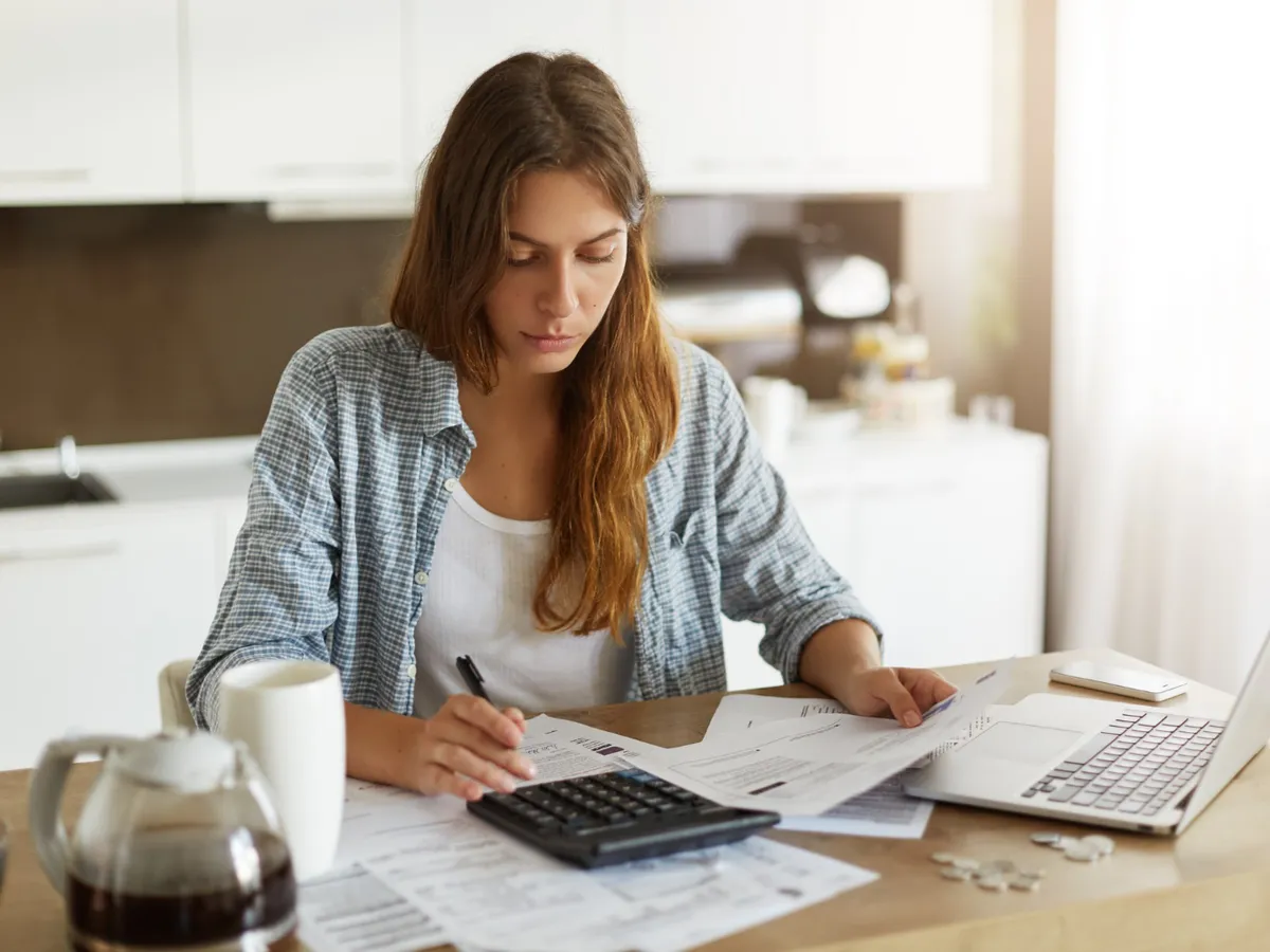 Până când trebuie să plătești taxele și impozitele, ca să ai o reducere de 10%? Cum faci cont pe ghișeul.ro? - Foto: Freepik (Imagine cu rol ilustrativ)