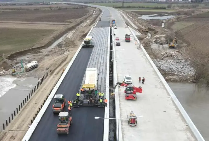 Pe Autostrada Sebeș – Turda abia se asfaltează podul peste Mureș / aiudinfo.ro