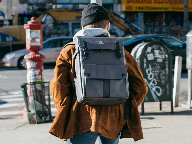 Copil cu ghiozdan în spate, ducându-se la şcoală - Pexels/Vinta Supply Co. | NYC