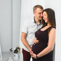 Cuplu cu femeie însărcinată - Foto: Freepik (Imagine cu rol ilustrativ)