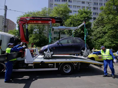 Serviciu ridicare mașini parcate neregulamentar în București - Foto: INQUAM PHOTOS /George Călin (Imagine cu rol ilustrativ)