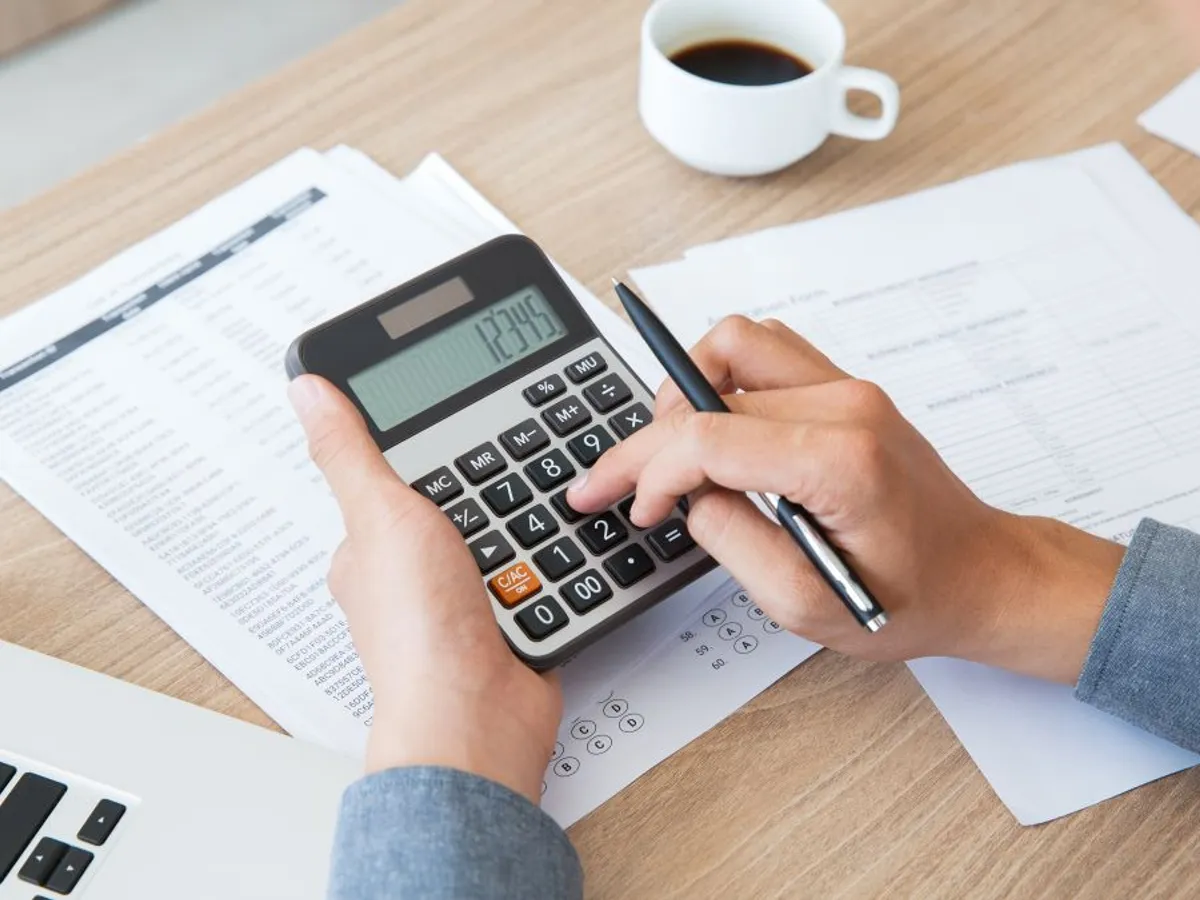 Cum va reuşi Guvernul să se încadreze în ţinta de deficit bugetar de 7%? - Foto: Freepik/katemangostar