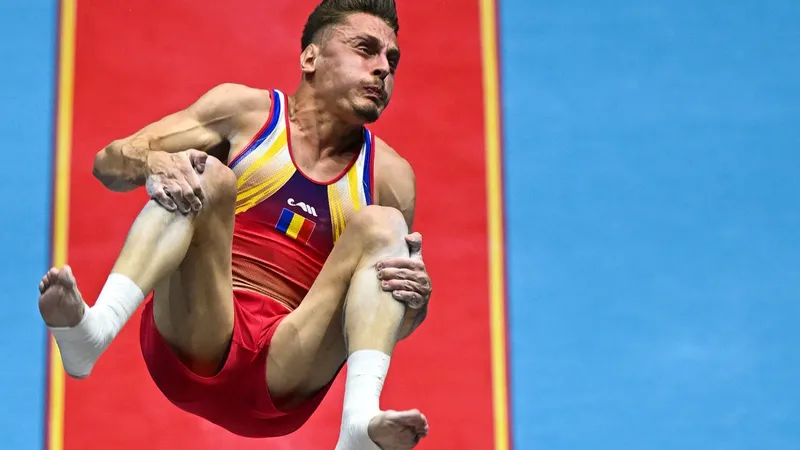 Sportivul român Gabriel Burtănete, calificat în finala la sărituri de la Cupa Mondială de la Baku. - Foto: Profimedia Images