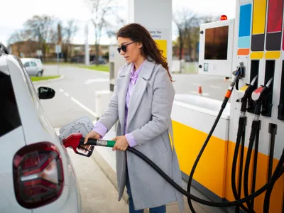 O femeie alimentează mașina - Foto: freepik (rol ilustrativ)