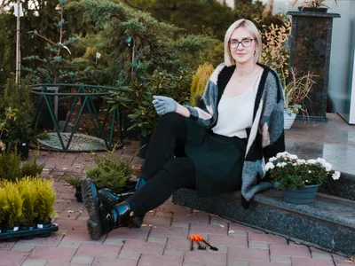 Femeie care își pregătește plantele - Foto: Freepik (rol ilustrativ)