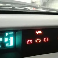 Ce trebuie să facă șoferul dacă se aprinde martorul „țestoasă” în bord? Valabil, la electrificate - Foto: 9gag.com