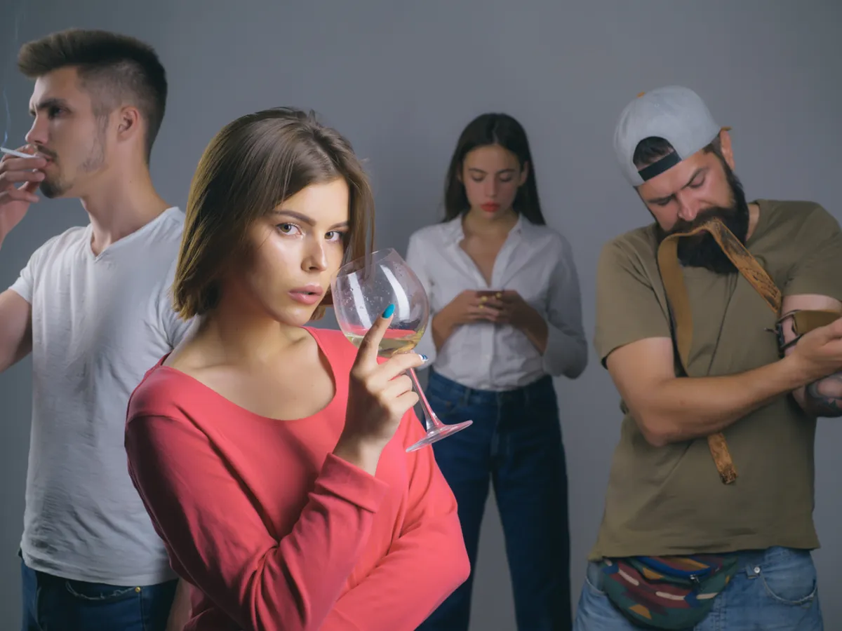 Adulți cu adicții - Foto: Freepik (imagine cu rol ilustrativ)