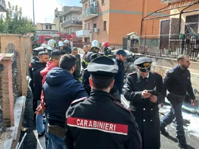 Carabinieri pe strada unde s-a prăbușit avionul Foto: Divizia Unități Mobile Carabinieri