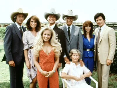 De la stânga la dreapta personajele din Dallas: Ray Krebbs, Sue Ellen Ewing, Lucy Ewing, JR, Jock Ewing, Miss Ellie, Pamela Ewing, Boby Ewing, în 1970 Foto: Profimediaimages