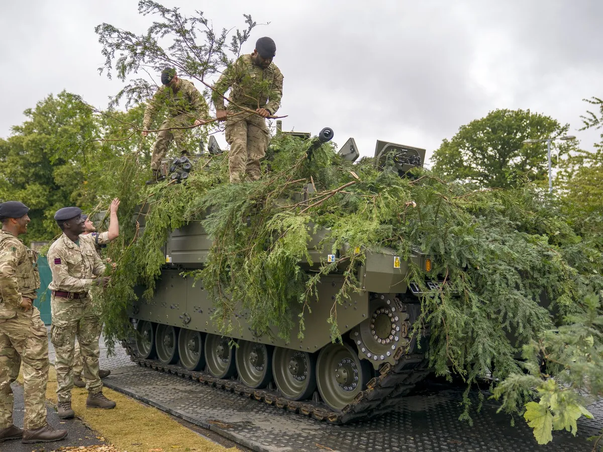 Marea Britanie trimite blindate de 500.000.000 lire sterline pe flancul estic al NATO în coasta lui Putin
