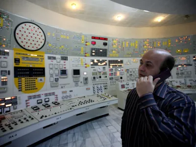 Un operator vorbeşte la telefon, în camera de control de la a apatra unitate a reactorului de la Kozlodui - Foto: Profimedia Images