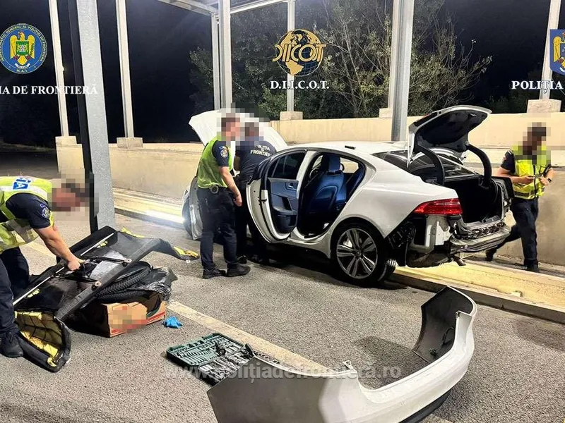 Peste un kilogram de cocaină, găsită ascunsă într-o maşină la Arad - FOTO: Poliția de Frontieră