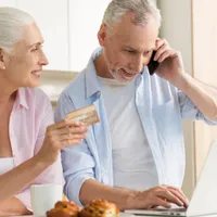 Care pensionarii iau pensie pe card în decembrie mai devreme? Cine va lua mai puțini bani? - Foto: Freepik