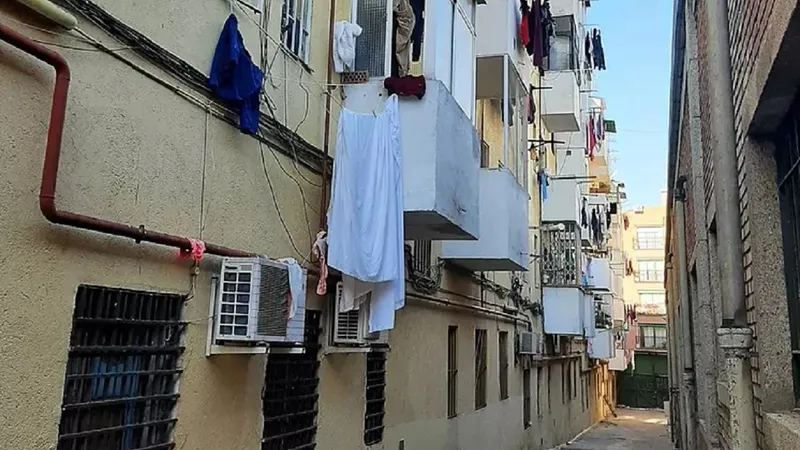 Cearșafuri scuturate pe balcon