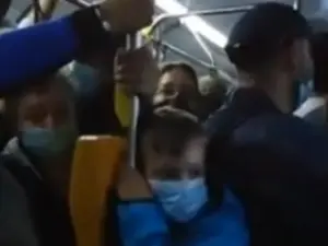 Cum se circulă în autobuzul 27 la Iași/FOTO: ziaruldeiasi.ro