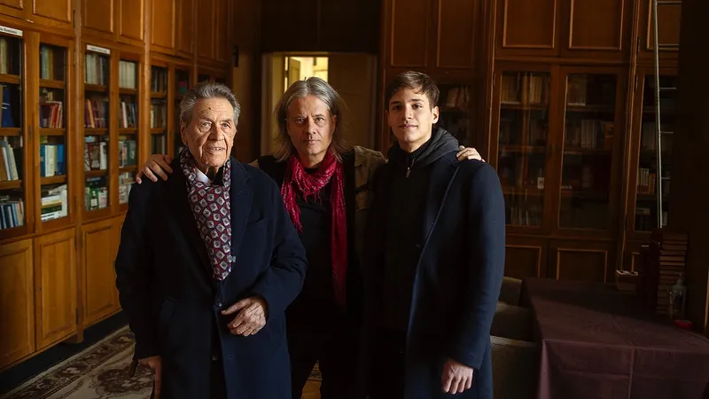 Nicolae Vărzariu (90 de ani), Mugur Vărzariu si Aron Vărzariu în biblioteca liceului IL Caragiale, donată de familiile Vărzariu și Meinhart în 1985 Foto: Mugur Vărzariu