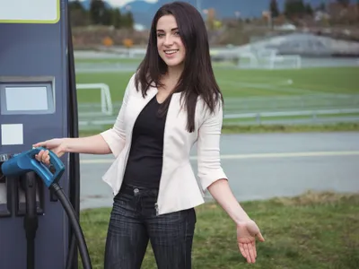 Femeie făcând plinul, la pompa de benzină - Foto: Freepik/wavebreakmedia_micro