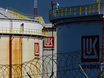 Țara prietenă a României a pus STOP importului de petrol din Rusia. Activitatea Lukoil, blocată - Foto: Profimedia images