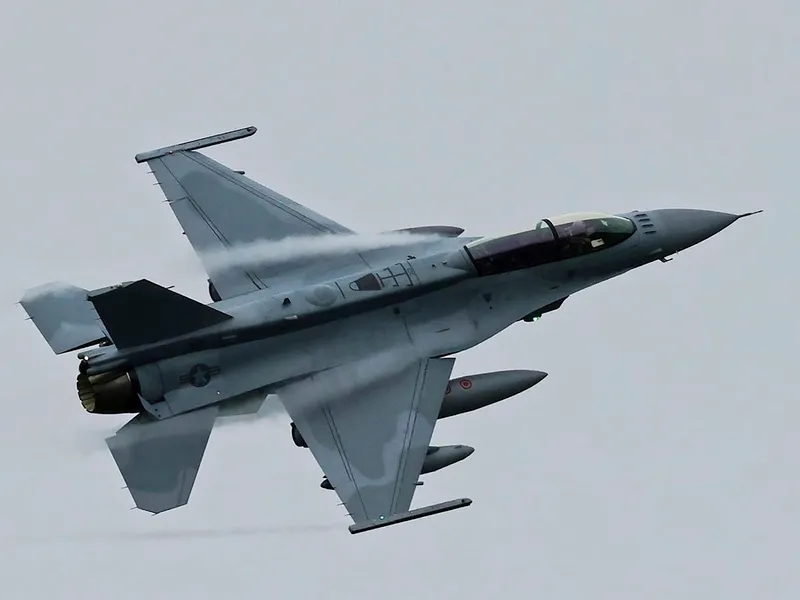 Bulgaria a dat 2.500.000.000$ pe avioane F-16 care nu zboară. Primul nu a ajuns nici măcar la paradă