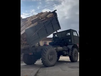 Un camion DAC 444T vechi de 40 de ani, scos la pensie din Armată, muncește greu în continuare - Foto: captură video