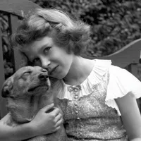 Prințesa Elizabeth pe terenul din 145 Piccadilly, care a fost reședința ei londoneză până când tatăl ei a preluat tronul în 1936, în urma abdicării fratelui său, Regele Edward al VIII-lea.