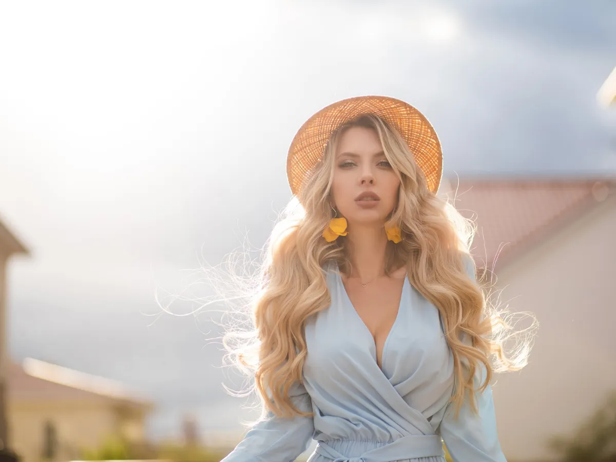 Femeie în lumină - Foto: Freepik