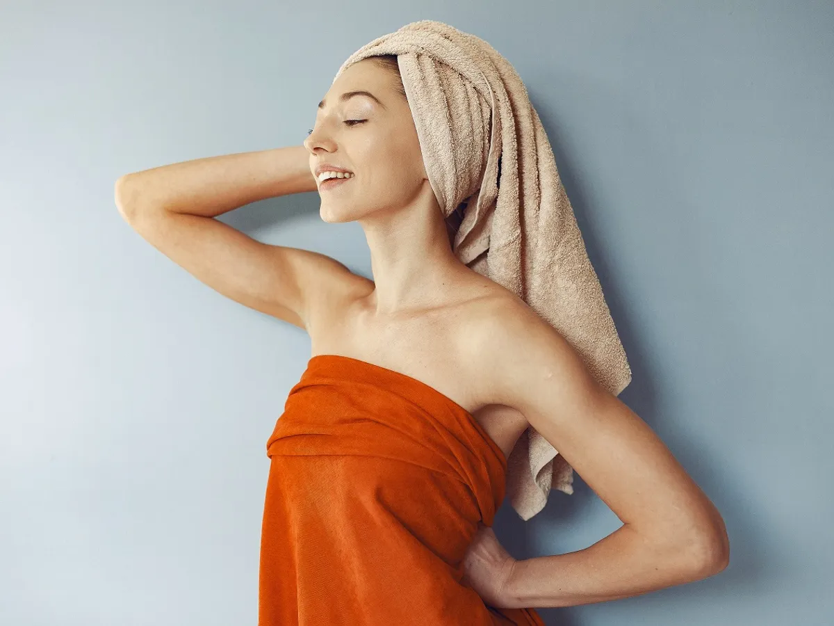 O femeie tânără cu două prosoape - Foto: Freepik (rol ilustrativ)