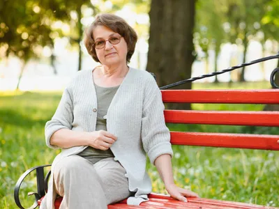 Pensionară în parc - Foto: Freepik