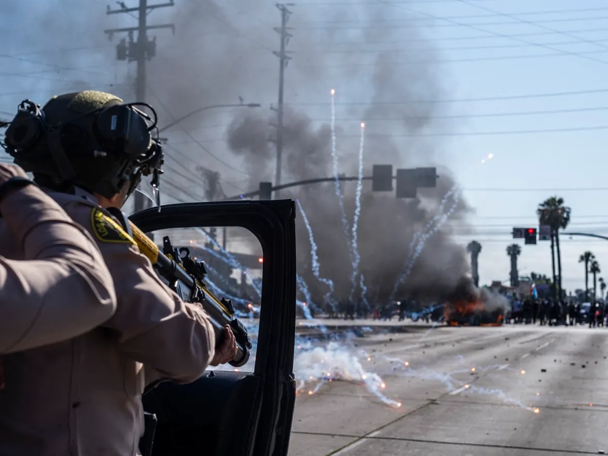 Proteste violente privind imigraţia, la Los Angeles. Trump desfăşoară Garda Naţională - Foto: Profimedia Images